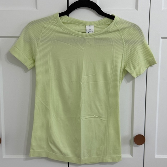 Old Navy Tops - Old Navy Seamless Go-Dry Short Sleeve Top Size Small Citron Yellow Green